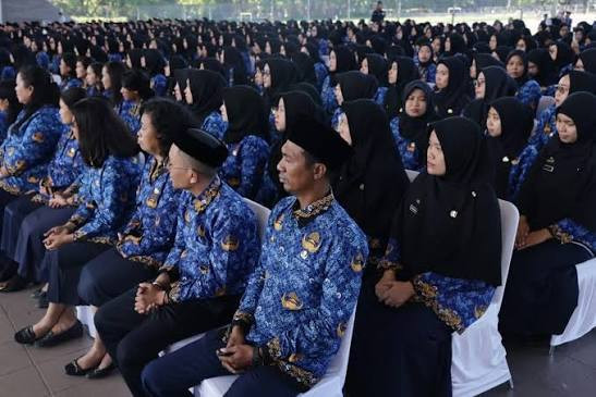 Aparatur sipil negara (ASN) mengikuti kegiatan kedinasan. Penataan PPPK menjadi ASN pusat membuka babak baru hubungan pemerintah pusat dan daerah. Foto: Dok. kms-bpsdm.kemhan.go.id