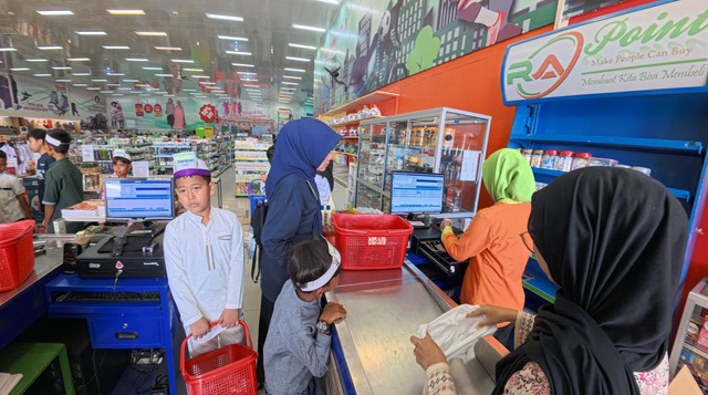 Belanja Bahagia bersama Anak-anak yatim dari RA Poin di Metro (Sumber: DT Peduli)