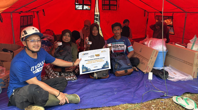 Penyaluran Rendang Kaleng Siap Santap untuk Penyintas Kebakaran Kasepuhan Ciptamulya (Sumber: DT Peduli)