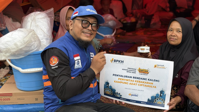Penyaluran Rendang Kaleng Siap Santap untuk Penyintas Kebakaran Kasepuhan Ciptamulya (Sumber: DT Peduli)