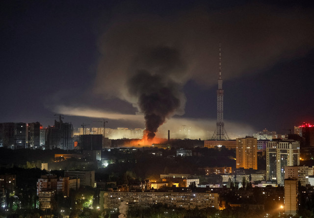 Asap mengepul di kota selama serangan rudal Rusia di Kiev, Ukraina, Selasa (11/8/2026). Foto: Gleb Garanich/REUTERS