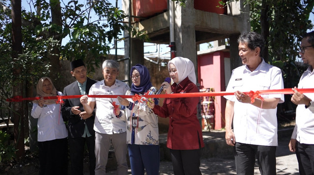 Peresmian 5 Sumur Bor Program Kemaslahatan BPKH oleh  Anggota Komisi VIII DPR-RI, Atalia Praratya bersama pimpinan mitra yang lainnya (Sumber: DT Peduli)