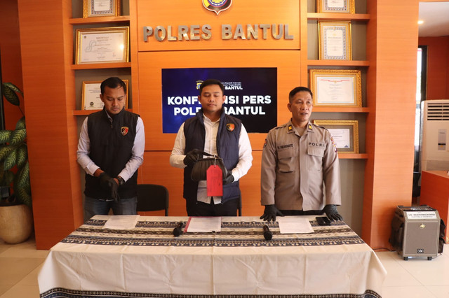 Polres Bantul mengungkap pencurian 55 gram emas dengan modus pura-pura tawarkan terapi pijat. Foto: Dok. Polres Bantul