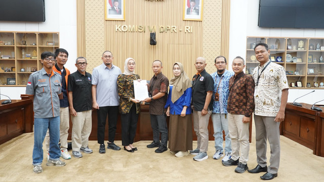 Komisi VI DPR RI memfasilitasi pertemuan lanjutan antara serikat pekerja, Danantara Asset Management, dan jajaran Direksi PT Pos Indonesia untuk mencari solusi atas berbagai persoalan yang dihadapi para karyawan. Foto: Dok. Istimewa
