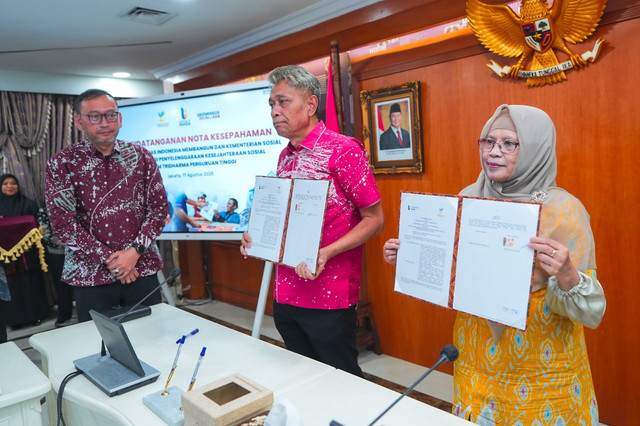 Wamensos Agus Jabo Priyono bersama jajaran Kemensos dan Universitas INABA usai penandatanganan MoU kolaborasi pengentasan kemiskinan melalui program Sekolah Rakyat di Ruang Rapat Utama Kemensos, Jakarta, Selasa (11/8/2026). Foto: Dok. Kemensos