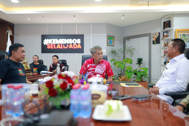 Wakil Menteri Sosial Agus Jabo Priyono meminta Bupati Mandailing Natal Saipullah Nasution mempercepat pengajuan Sekolah Rakyat dan memutakhirkan DTSEN di Kantor Kemensos, Jakarta, Selasa (11/8/2026). Foto: Dok. Kemensos