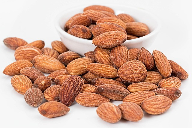 Ilustrasi almonds, nuts, roasted. Foto: Pixabay