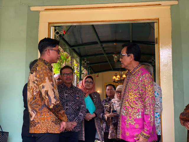 Gubernur DIY, Sri Sultan Hamengku Buwono X, bersama Director of Investment at Danantara Investment Management, Fadli Rahman, di Kantor Gubernur DIY, Selasa (11/8). Foto: Pandangan Jogja/Resti Damayanti