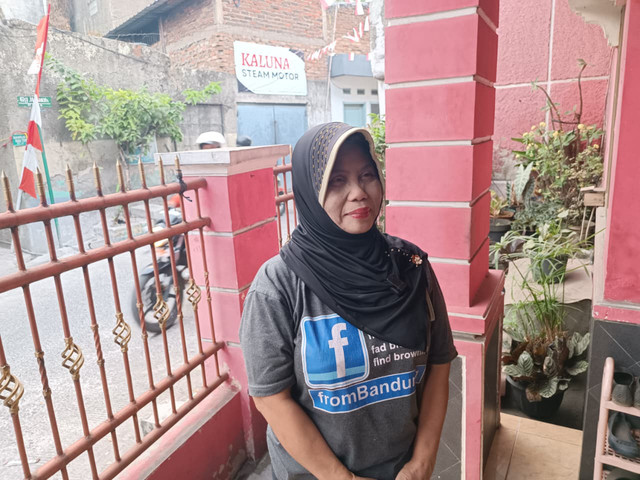 Neneng, anak dari lansia yang menjadi korban jambret di depan rumahnya sendiri di Jalan Moch. Fatah 1, Kelurahan Maleber, Kecamatan Andir, Kota Bandung, Selasa (11/8/2026). Foto: Abisatya/kumparan