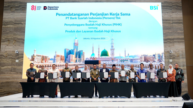 Direktur Retail Banking BSI Kemas Erwan Husainy (tengah) bersama 12 perwakilan Penyelenggara Ibadah Haji Khusus (PIHK) menandatangani Perjanjian Kerja Sama (PKS) kerja sama terkait perluasan layanan perjalanan ibadah haji khusus di Kantor BSI Tower, Jakarta pada Senin (10/8/2026). Foto: Dok. BSI