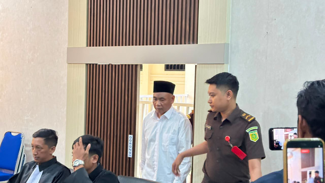 Terdakwa kasus dugaan pencabulan santriwati Ponpes Ndholo Kusumo, Ashari menjalani sidang perdana di Ruang Cakra Pengadilan Negeri (PN) Pati, Selasa (11/8/2026). Foto: kumparan