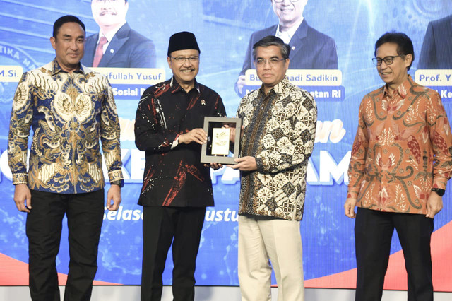 Kementerian Sosial bersama Kementerian Kesehatan, Kementerian Ketenagakerjaan, dan Badan Narkotika Nasional (BNN) menandatangani MoU, perkuat penanganan korban penyalahgunaan narkoba pada Selasa (11/8/2026) di Bogor, Jawa Barat. Foto: Dok. Kemensos