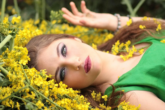 Ilustrasi girl, flowers, model. Foto: Pixabay
