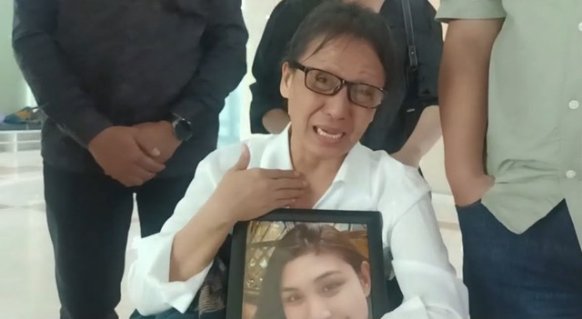 Yestin Laia, ibu dari WLG eks istri Brigadir ISH yang meninggal bunuh diri di Medan, saat ditemui di Kompleks Parlemen, Senayan, Jakarta, Selasa (11/8/2026). Foto: Nasywa Athifah/kumparan