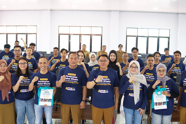 Foto Bersama Program Bersama Sekda, Kepala Dinas, BAKTI Komdigi, Atourin dan Peserta Pelatihan