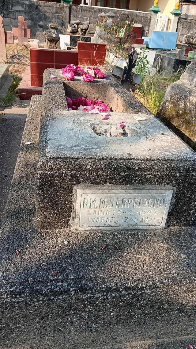 Makam mertua seniman mendiang Djaduk Ferianto di sebuah makam umum di daerah Pakuncen, Kota Yogyakarta dirusak. Diduga pelaku merupakan juru kunci makam tersebut. Foto: Dok. Petra