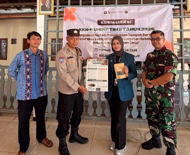 Penyerahan poster alur penanganan kebakaran dan briket arang daun kering kepada Perangkat Desa Pundungrejo bersama TNI/Polri. Sumber: Dokumentasi KKN Reguler TIM II UNDIP 2026.