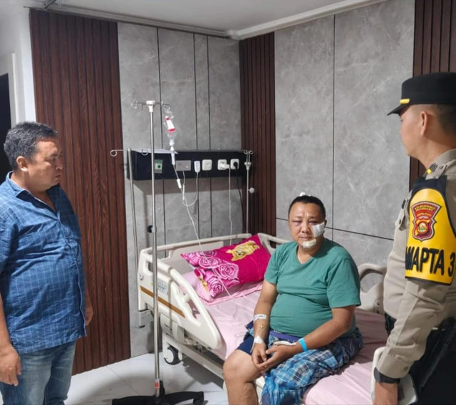 Anggota Polri yang nyambi jadi tukang ojek pangkalan dirawat di rumah sakit di Palembang, Selasa (11/8/2026). Foto: Dok. Polda Sumsel