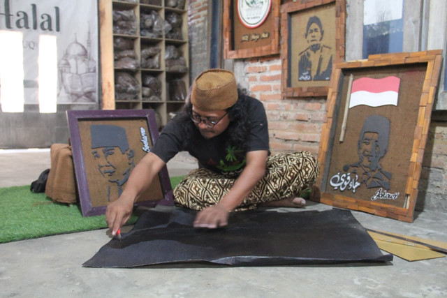 Nunung Ervana membuat produk siluet wajah dari limbah spons sandal di kediamannya Desa Piji, Kecamatan Dawe, Kabupaten Kudus, Jawa Tengah pada Selasa (11/8/2026). Foto: Vega Maarijil Ula/kumparan