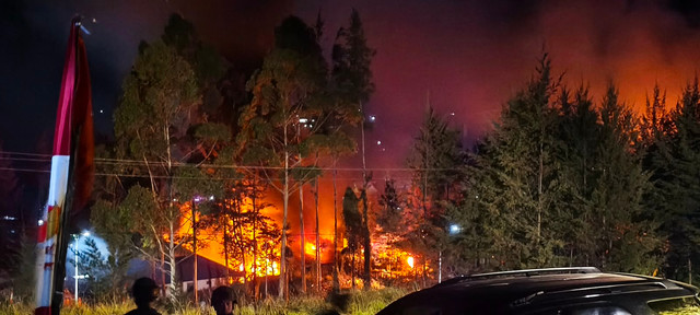 Sejumlah kantor pemerintahan di Kabupaten Puncak, Papua Tengah, dibakar sekelompok massa pada Selasa (11/8/2026). Foto: Dok. Istimewa