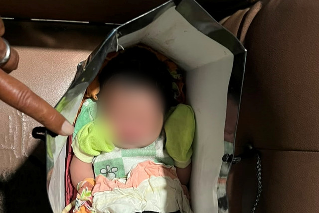Bayi berjenis kelamin perempuan ditemukan di tas kantong kertas di teras rumah warga di Desa Karangampel, Kecamatan Kaliwungu, Kabupaten Kudus, Jawa Tengah, Selasa (11/8/2026). Foto: Kades Karangampel