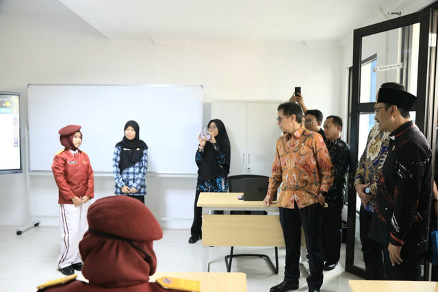 Menkes Budi Gunadi Sadikin, Mensos Gus Ipul, dan Kepala BNN Komjen Pol Suyudi Ario Seto meninjau Sekolah Rakyat Rintisan 4 Kabupaten Bogor dan mengingatkan siswa untuk menjaga kesehatan gigi, pola makan, serta rutin berolahraga, Selasa (11/8/2026). Foto: Kemensos RI