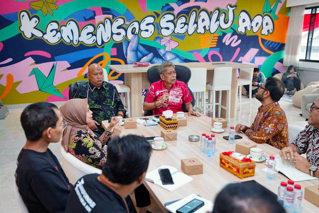 Wakil Menteri Sosial Agus Jabo Priyono menerima audiensi BRAC untuk mengkaji strategi graduasi guna mendorong Keluarga Penerima Manfaat (KPM) mencapai kemandirian di Kantor Kementerian Sosial, Jakarta, Selasa (11/8/2026). Foto: Kemensos RI