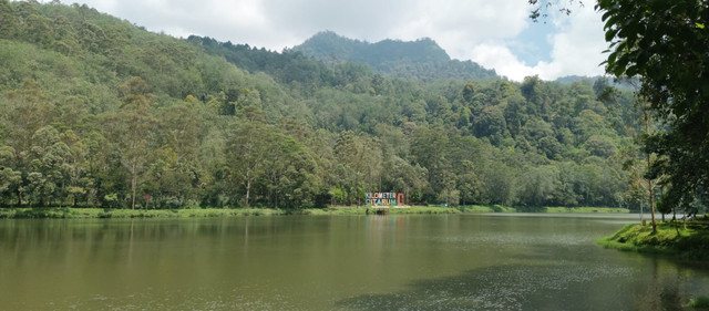 Situ Cisanti di kaki Gunung Wayang, tempat air memulai perjalanan panjang sebagai bagian dari sistem Sungai Citarum. Foto: Dokumentasi pribadi.