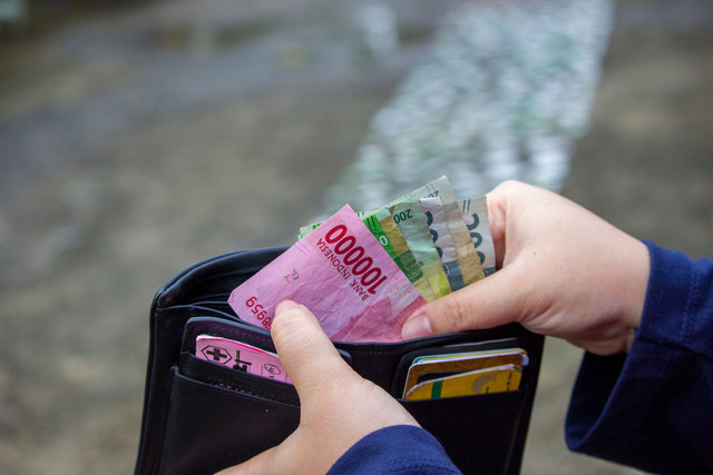 Ilustrasi uang Rupiah dan pengelolaan keuangan pribadi. Foto: Ahsanjaya/Pexels