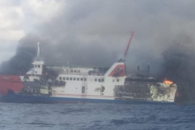 KM Putri Yasmin mengalami kebakaran di perairan Selat Lombok, wilayah Sekotong, Rabu (12/8/2026). Foto: Dok. Istimewa