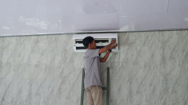 Kegiatan Bakti Sosial Peserta Pelatihan Sistem Pendingin dengan Tema Sejukan Masjid digelar di Wilayah Sukoharjo (Sumber: DT Peduli)