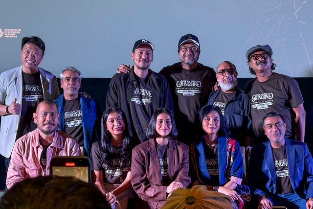 Para pemain dan tim produksi film Bisikan Desa Gringsing saat peluncuran trailer dan poster di kawasan Senayan, Jakarta Pusat, Selasa (11/8/2026). Foto: Salsha Okta Fairuz/kumparan