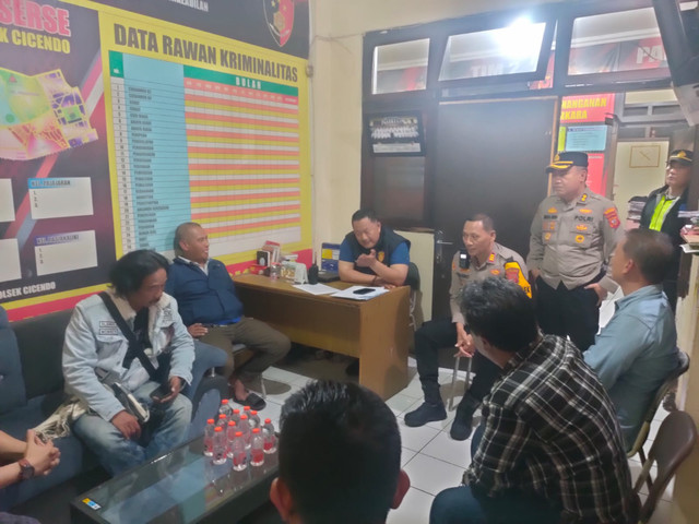 Proses mediasi antara paguyuban angkutan dengan sopir taksi online usai keributan di Stasiun Bandung. Foto: Dok. Polsek Cicendo