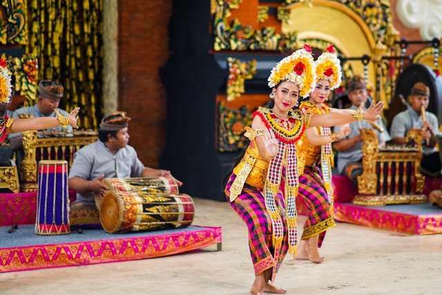 Ilustrasi Makna Warna dalam Pakaian Adat Indonesia, Foto:Unsplash/mtsjrdl