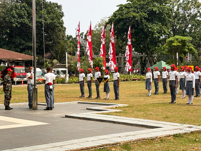 Suasana latihan Paskibraka dan wawancara peserta dari siswa-siswi dari berbagai SMA-SMK di Jakarta untuk upacara Pemprov DKI Jakarta di Balai Kota, Rabu (12/8/2026). Foto: Joakhim Tharob/kumparan