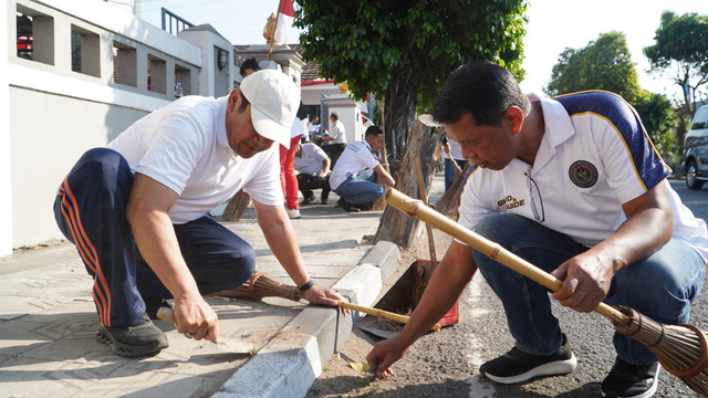 Peduli Terhadap Lingkungan, Kanwil Ditjenpas DIY Laksanakan Funwalk, Bersih-bersih Lingkungan Hingga Tes Kesehatan Gratis (Sumber : Humas Kanwil Ditjenpas DIY)