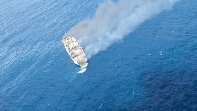 Sebuah gambar udara menunjukkan asap tebal mengepul dari feri KMP Putri Yasmin yang terbakar di perairan Lombok, NTB, Rabu (12/8/2026). Foto: BASARNAS via REUTERS