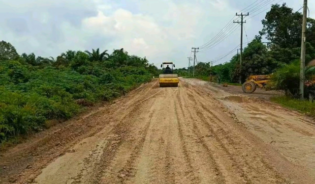 Pengerjaan proyek jalan simpang sepaku perigi (foto/Rizky.Mahodenk)