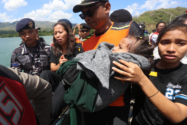 Para penumpang di atas kapal feri KMP Putri Yasmin bereaksi setelah dievakuasi di pelabuhan Lembar di Lombok, provinsi Nusa Tenggara Barat, Rabu (12/8/2026). Foto: Stringer/REUTERS
