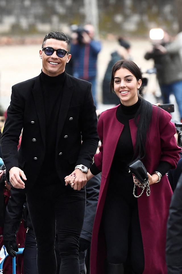 Cristiano Ronaldo dan bersama Georgina Rodriguez tiba untuk menghadiri sidang kasus penggelapan pajak di Madrid pada 22 Januari 2019. Foto: PIERRE-PHILIPPE MARCOU / AFP