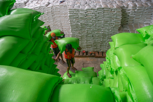 Pekerja memikul karung berisi beras di gudang Perum Bulog Kanwil Sumsel Babel di Palembang, Sumatera Selatan, Rabu (12/8/2026). Foto: Nova Wahyudi/ANTARA FOTO