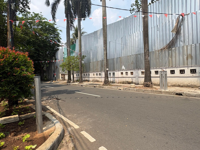 Pantauan portal yang baru dipasang di Jalan Indramayu, Menteng, Jakarta Pusat mendapat protes dari warga, Rabu (12/8/2026). Foto: Joakhim Tharob/kumparan