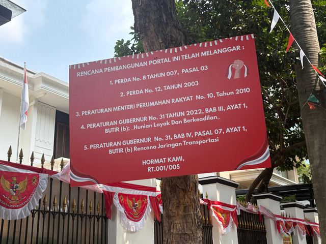 Pantauan portal yang baru dipasang di Jalan Indramayu, Menteng, Jakarta Pusat mendapat protes dari warga, Rabu (12/8/2026). Foto: Joakhim Tharob/kumparan