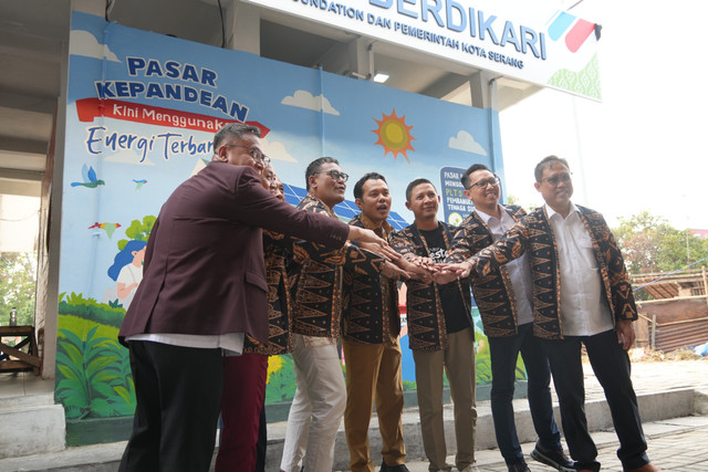 PLTS bantu pasokan listrik bersih di Pasar Kepandean, Serang, Jawa Barat. Foto: Pertamina