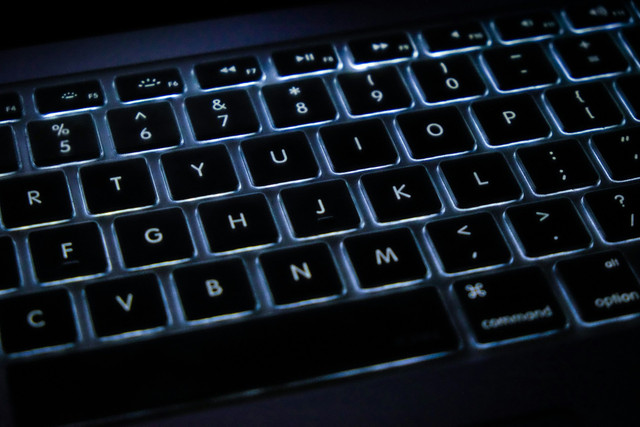 Ilustrasi cara menyalakan lampu keyboard laptop. Foto: Unsplash.