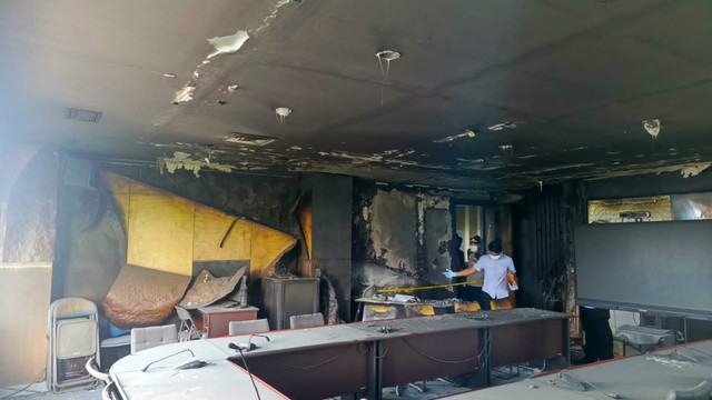 Polisi oleh TKP ruang rapat lantai 3 Kantor Dinas Komunikasi dan Informatika (Diskominfo) Kutai Kartanegara (Kukar), yang dibakar pegawainya, Rabu (12/8/2026). Foto: Dok. Istimewa