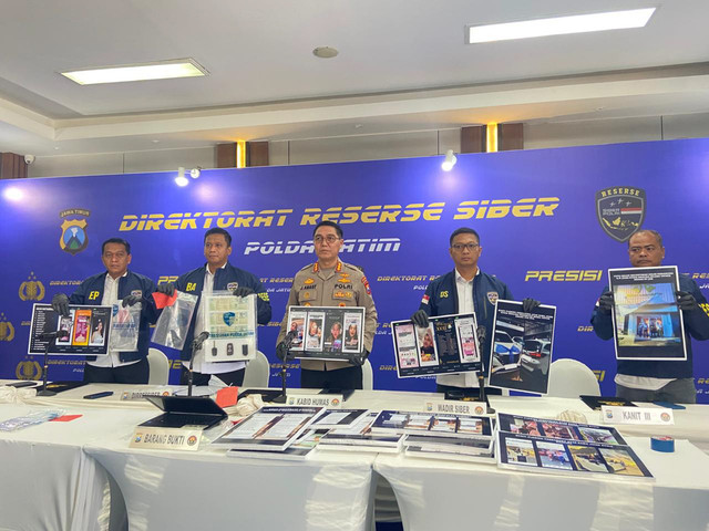 Direktorat Reserse Siber (Ditressiber) Polda Jawa Timur mengungkap kasus sindikat arisan online fiktif di Mapolda Jatim, Surabaya, Rabu (12/8/2026). Foto: Farusma Okta Verdian/kumparan