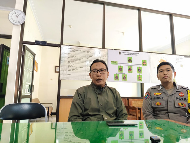 Lurah Pakuncen, Budhi Riyanto, menyebut pungutan juru kunci di makam mertua mendiang seniman Djaduk Ferianto di Makam Kuncen Lama di Pakuncen, Kota Yogyakarta adalah kearifan lokal, Rabu (12/8/2026). Foto: Arfiansyah Panji Purnandaru/kumparan