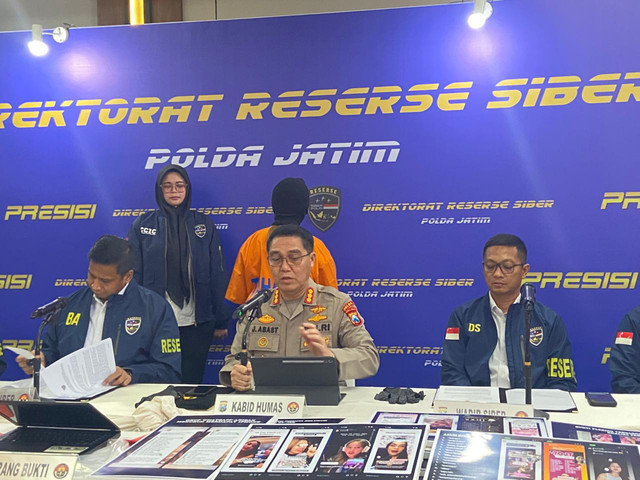Direktorat Reserse Siber (Ditressiber) Polda Jawa Timur mengungkap kasus sindikat arisan online fiktif di Mapolda Jatim, Surabaya, Rabu (12/8/2026). Foto: Farusma Okta Verdian/kumparan
