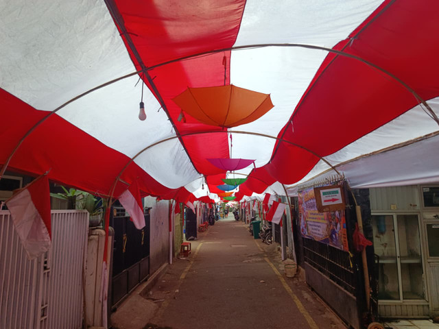 "Terowongan Merah Putih" sepanjang 72 meter di Jalan Asep Bintang, Kelurahan Cikutra, Kecamatan Cibeunying Kidul, Kota Bandung, Rabu (12/8/2026). Foto: Abisatya/kumparan